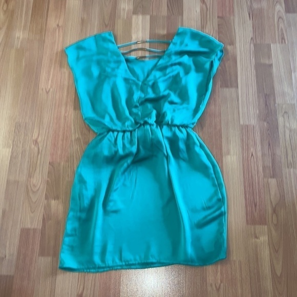 City Triangles women’s green dress with strappy cut out detail size Medium - Picture 8 of 9